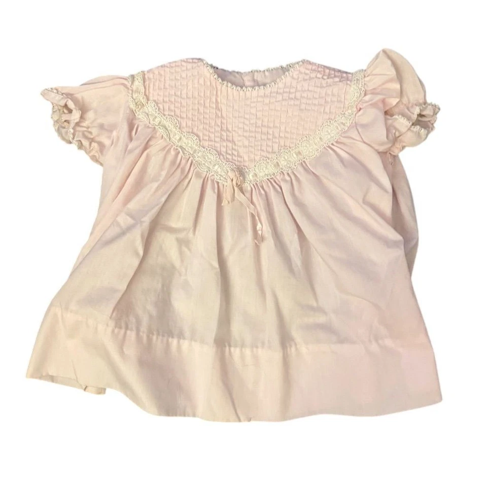 Vestido de bebé vintage Little One rosa 12-18M ribete de encaje formal línea A encaje pin tuck  Foto 1 de 4