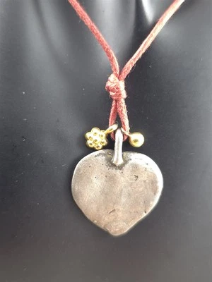 Collar colgante de corazón hecho a mano vintage de plata de ley maciza de 6,7 gramos Foto 1 de 4