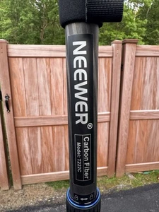 Neewer (T222C) Kamera Einbeinstativ mit klappbarer Stativstützbasis & Tragetasche - Bild 1 von 6