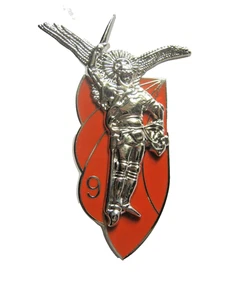 CHASSEURS PARACHUTISTES DU 9° RCP (VARIANTE ARGENTE BRILLANT FOND ROUGE PALE) - Foto 1 di 2