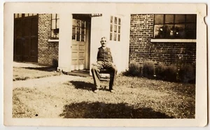 Portrait Mann sitzt vor Haus - altes Foto Bj. 1920 - Bild 1 von 1