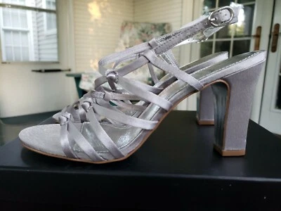 Sandalia Adrianna Papell Genny Tacón Bloque Tirantes Talla 9M Satén Karité Foto 1 de 4