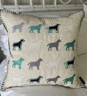 Live Love Bark | Perros con estampado de labrador | Almohada bordada de lino con perlas Foto 1 de 4