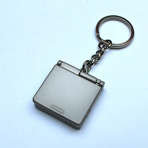 Rarissimo portachiavi in metallo promozionale Nintendo Game Boy Advance SP 2002  - Foto 1 di 8