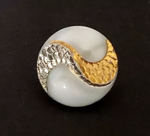 Weißglas Moonglow Vintage Knopf - sowohl Silber & Gold Glanz auf einem Knopf - Bild 1 von 3