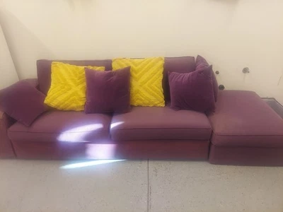 Sofá morado 107x34x18 pulgadas con seis almohadas (cuatro moradas, dos amarillas) Foto 1 de 4