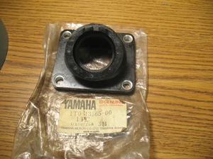 NEW NOS YAMAHA 1T0-13565-00 CARBURETOR HOLDER CARB BOOT YZ80 (K-8611) - Picture 1 of 4