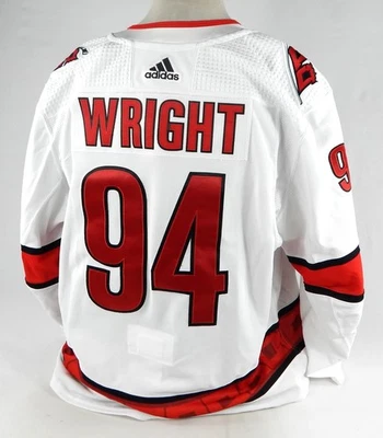 Camiseta blanca emitida por el juego 2022-23 Carolina Hurricanes Wright #94 56 528 Foto 1 de 4