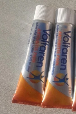 Paquete de dos gel Voltarin alivio del dolor de la artritis 1,76 oz (diclo sodio)  Foto 1 de 4