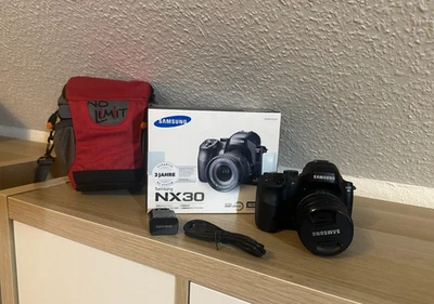 Samsung NX NX30 20.3MP Digitalkamera - Schwarz (Kit mit OIS 18-55mm Objektiv) - Bild 1 von 4