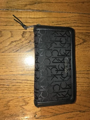 Cartera negra con cremallera alrededor de Calvin Klein para mujer Foto 1 de 2