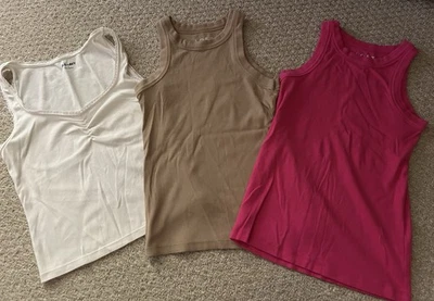 Lote de 3 regatas femininas pequenas rosa pequeno branco acastanhado - Imagem 1 de 4