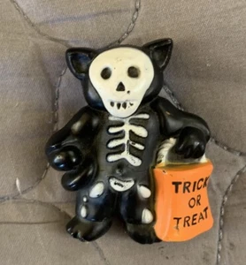 Halloween BLACK CAT ESQUELETON Disfraz Truco o Trato Bolsa 2” Prendedor De Colección Años 80 - Imagen 1 de 3