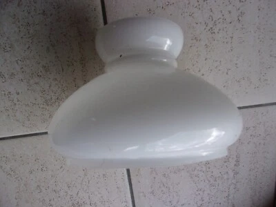 Ancien abat jour de lampe à pétrole en opaline - Photo 1/4