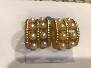Vintage GIVENCHY Paris NY Clip Ohrringe Kunstperlen goldfarben 1" lang 5/8" quer - Bild 1 von 2