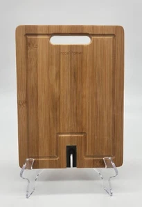 Tabla de cortar antideslizante pequeña de madera premium con afilador adjunto 8,25" x 11" x 0,75" - Imagen 1 de 4