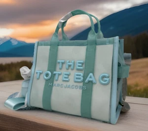 Echte neu mit Etikett Marc Jacobs Damen Medium Logo Reißverschluss Oberteil Mesh Beuteltasche in Hellblau - Bild 1 von 19