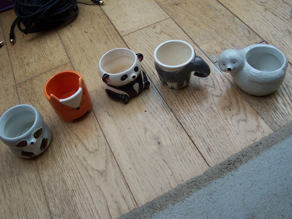 Fünf kleine Keramik Tier Pflanzentöpfe oder Vasen. Panda Fuchs Elefantenbär. - Bild 1 von 4