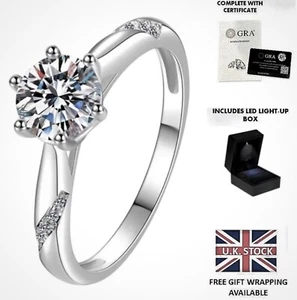 ANELLO MOISSANITE 1ct TAGLIA 6,5mm PLATINO SU ARGENTO STERLING TAGLIE CERTIFICATO L - R - Foto 1 di 10