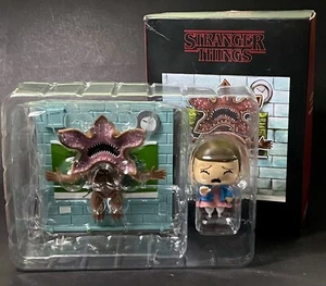 2017 Loot Crate Stranger Things Eleven vs Demogorgon Diorama Figure Exclusive - Picture 1 of 6