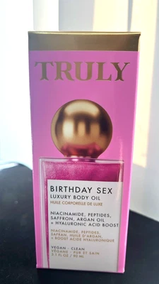VERDADERAMENTE Cumpleaños Sexo Lujo Aceite Corporal Vegano Ácido Hialurónico Boost 3.1 OZ / 90 ML Foto 1 de 4