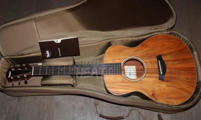 Guitarra eléctrica acústica Taylor GS Mini-e Koa con estuche Foto 1 de 4