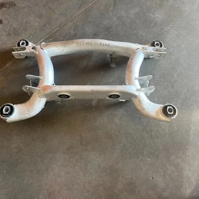 96-03 BMW E39 540i SEDÁN TRAVESAÑO TRASERO SUBCHASIS OEM Foto 1 de 4