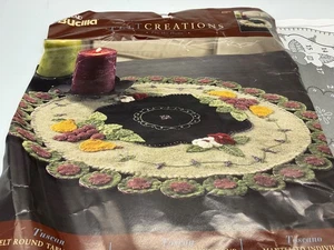 KIT Bucilla feltro applicato e ricamo 2004 corona topper tavolo diametro 20” - Foto 1 di 12