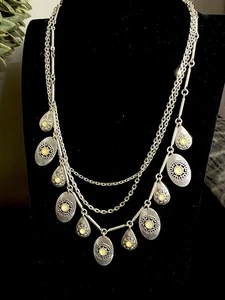 Collar multicapa tono plata marca Lucky de colección estrás amarillo ovalado 18-20" - Imagen 1 de 9