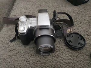 SONY CYBER SHOT DSC-H1 SUPER STEADY SHOT 12X OPTICAL ZOOM 5.1 - Picture 1 of 10