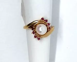 Vintage 10k Gold Ring with a Centre Pearl and 8 Rubies - Picture 1 of 4