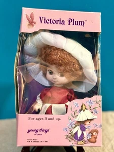 MUÑECA VICTORIA CIRUELA - VESTIDO ROJO ANGELA RIPPON 1981 W.N.SHARPE LTD 6" EN CAJA - Imagen 1 de 19