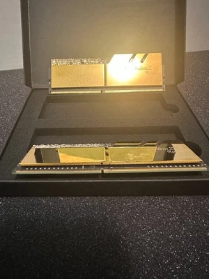 G.SKILL GOLD Trident Z Royal Series 16GB (2x8GB) RAM DDR4 4000 F4 C17D-16GTRGB Foto 1 de 4