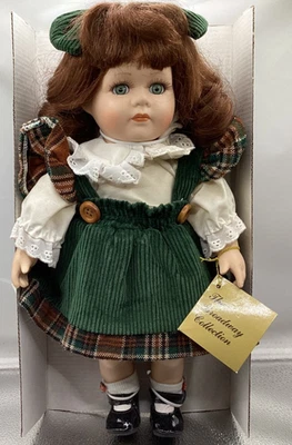 Muñeca a cuadros The Broadway Collection 13” pelo castaño rojizo, ojos verdes, verde y blanco t40 Foto 1 de 4