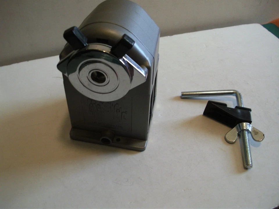 Taille crayon ancien de bureau - Manuel à manivelle - Caran d'Ache - Photo 1/4