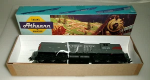 HO Scale Athearn 43905 FW SD-9 EMD Southern Pacific Powered Diesel #3945 Neu in OVP - Bild 1 von 3
