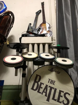 Juego de guitarras y batería Rock Band 2 Beatles con expansión de platillo y pedal Wii Foto 1 de 4