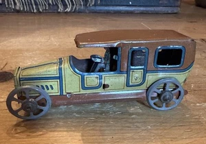 VINTAGE TIN PENNY GIOCATTOLO SALOON CAR CON AUTISTA GERMANIA ANNI 20 DI FISCHER - Foto 1 di 6