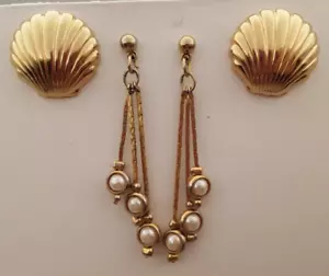 2 PAAR DURCHBOHRTE VINTAGE OHRRINGE KONVOLUT GOLDFARBEN KUNSTPERLEN MUSCHEL - Bild 1 von 6