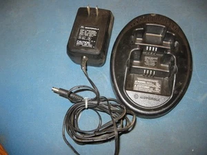 Cargador desplegable rápido de escritorio Motorola NTN8103A para teléfonos celulares iDen - Imagen 1 de 1