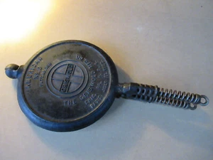 Ancien GAUFRIER en fonte GRISWOLD n°9 Patt.n°.156 ERIE USA PAT'D July 11. 1922 - Foto 1 di 7