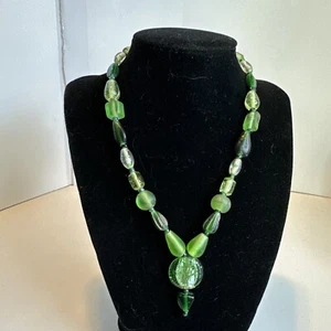 Collana di perle in vetro dicroico sfumature di verde 16” chiusura barral Vintage - Foto 1 di 11