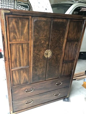 Cajonera de madera oscura con puertas en la parte superior de la pieza, Thomasville, de colección Foto 1 de 4