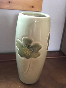 Nachlass salbeigrüne zylindrische mit dunkelgrünen geprägten Blumen Keramik Vase - 7,2 - Bild 1 von 9