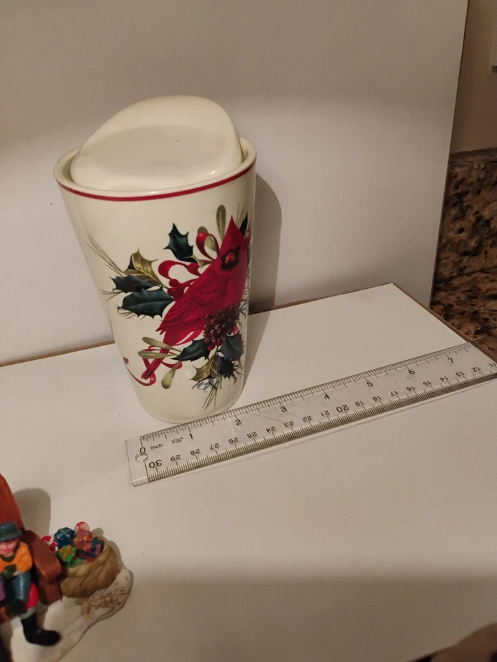 Фарфоровая дорожная кружка с крышкой Lenox Winter Greetings Cardinal - Изображение 1 из 3