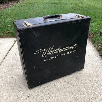 Maleta de vendedor negra vintage, vidrio Wheatonware, puerta a puerta Foto 1 de 4