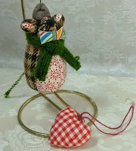 Anthropologie Ornaments 2009 Country Mouse trägt Schal & kleines Herz Weihnachten - Bild 1 von 7