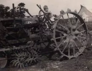 1950's PHOTO ANTIQUE FARMALL TRACTOR + STANDARD OIL TRUCK + BARN + SILO*SNAPSHOT - Picture 1 of 4