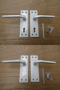 PAR DE MANIJAS DE MORTAJA DE PUERTA CON PALANCA DE RESORTE BLANCA MANIJAS INTERNAS DE PUERTA - Imagen 1 de 3
