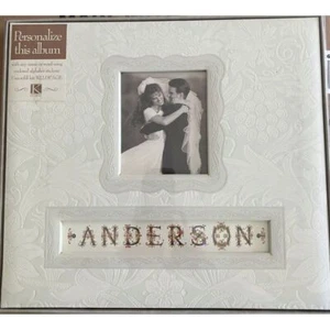 Personalisiertes Fotoalbum Hochzeit von K&Company mit geprägtem Design und individuellem Namen - Bild 1 von 7